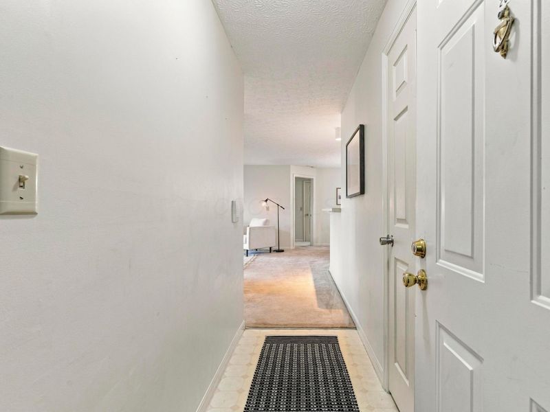6823 Meadow Creek Drive, Unit 208, Columbus, OH 43235 Photo 5