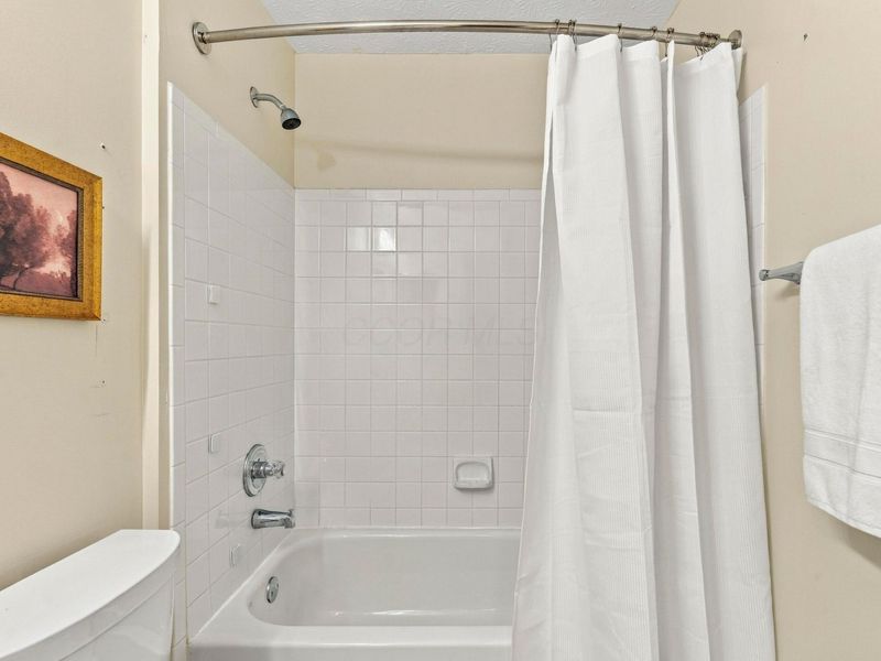 6823 Meadow Creek Drive, Unit 208, Columbus, OH 43235 Photo 8