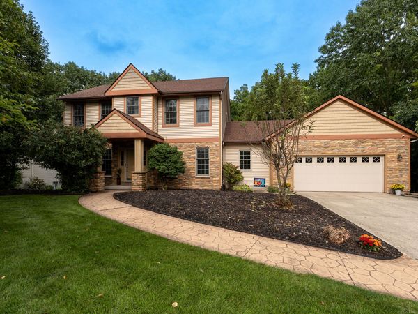 1621 Falcon Crest Drive NE, Grand Rapids, MI 49525