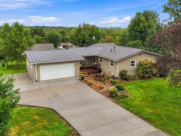304 Lake View Dr NE, Solon, IA 52333