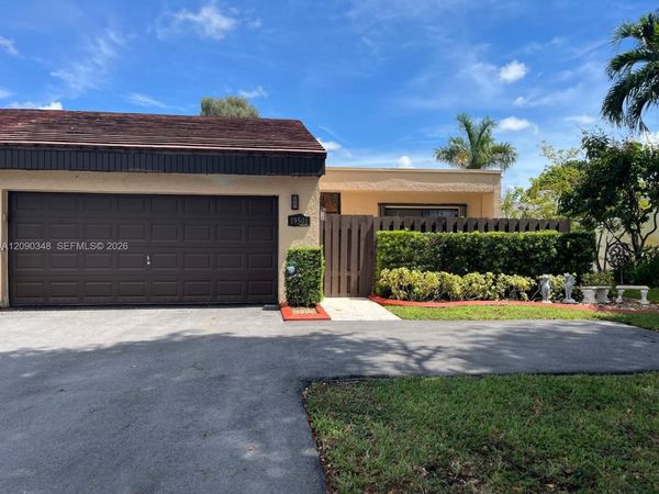 19505 E Lake Dr , Hialeah, FL 33015
