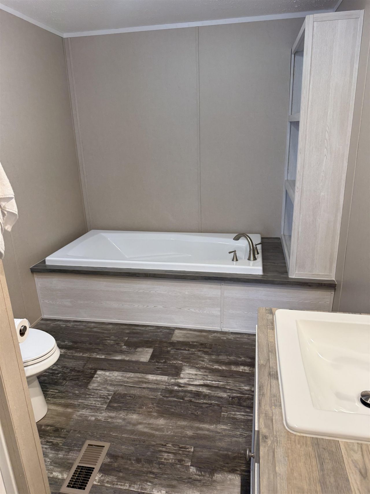 239 Air Stream Dr. Photo 8