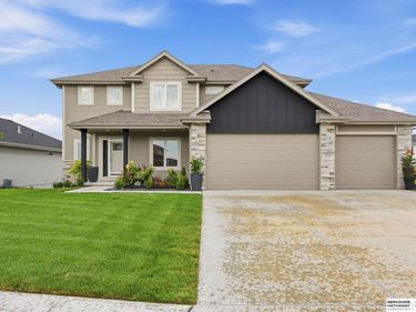 6411 S 207th Avenue Circle, Elkhorn, NE 68022