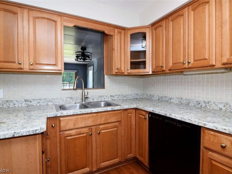 5284 Edenhurst Road, Lyndhurst, OH 44124 Photo 15