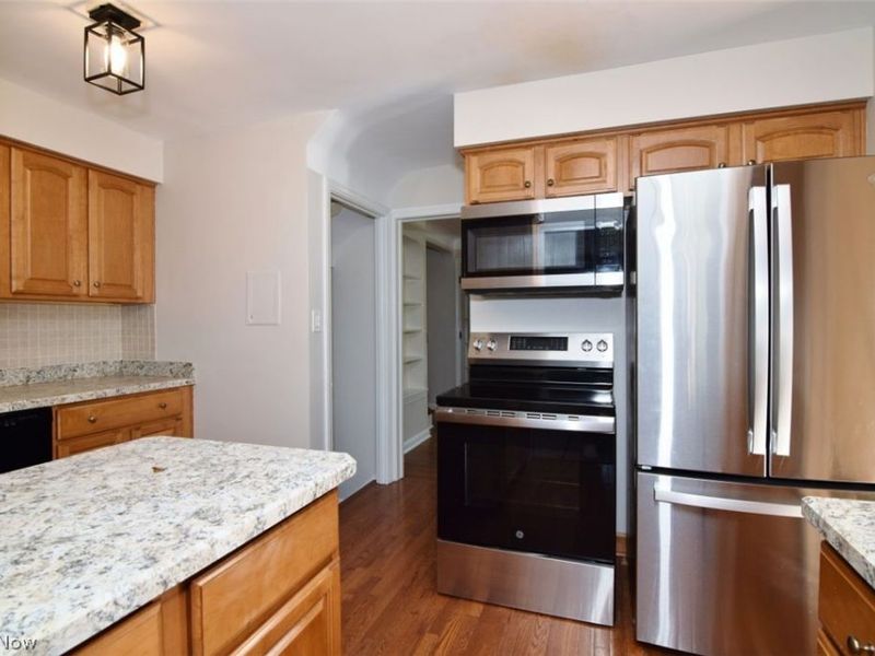 5284 Edenhurst Road, Lyndhurst, OH 44124 Photo 19
