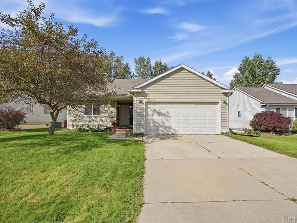2649 Thistlewood Drive, Howell Township, Mi 48843