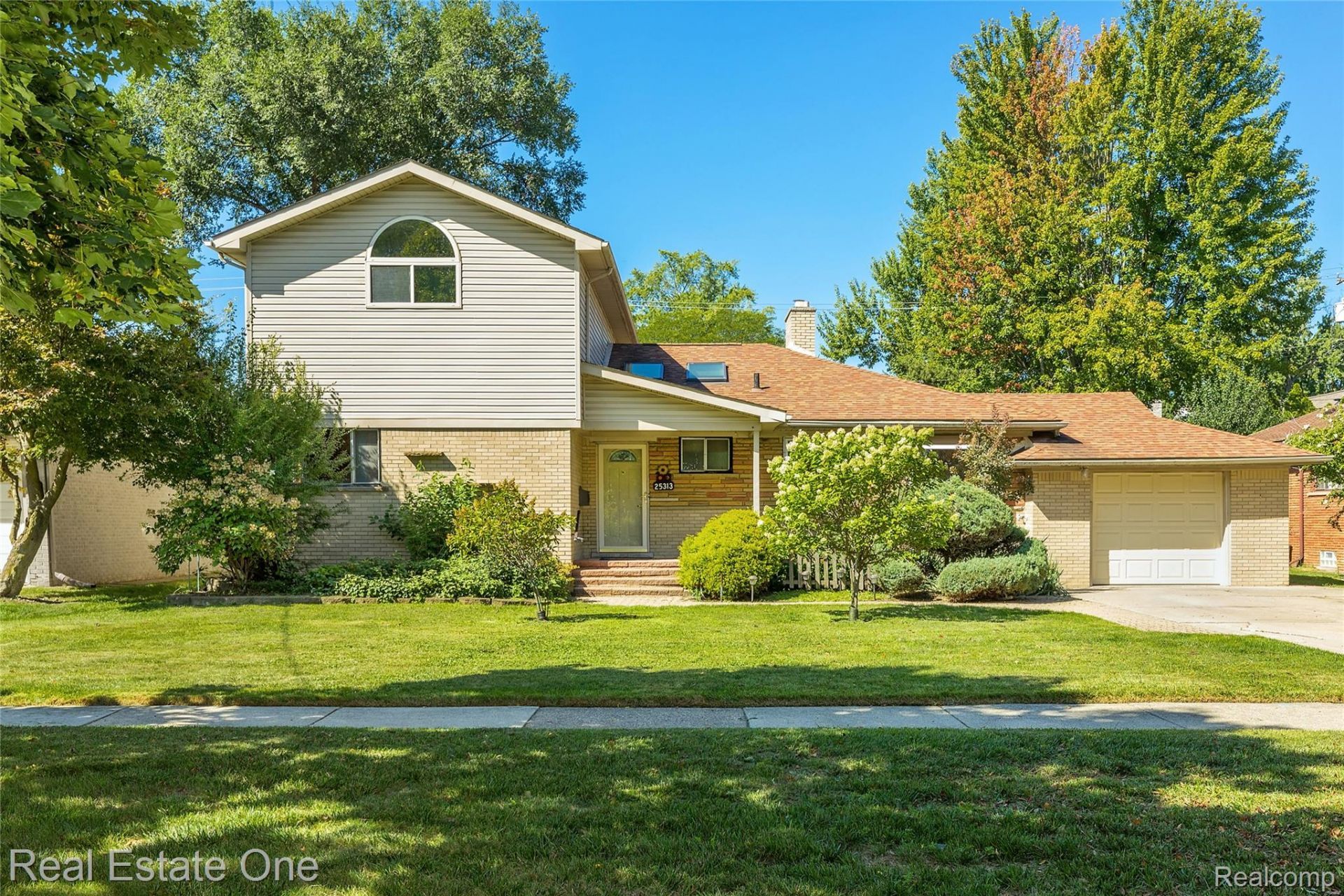 25313 Scotia Road, Huntington Woods, Mi 48070 Main Photo