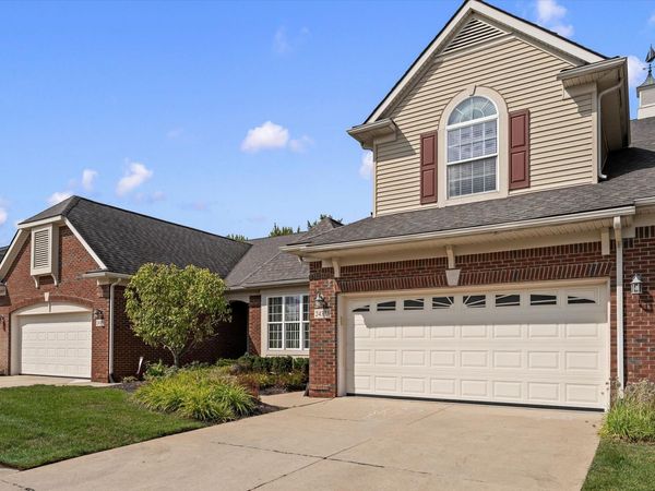 24323 Heatherwood Drive, South Lyon, MI 48178