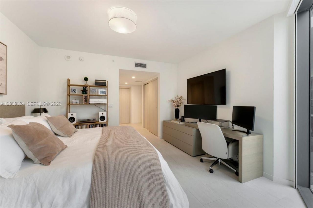1000 Brickell Plz , Unit 2401, Miami, FL 33131 Photo