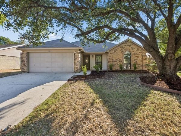 7208 Meadowbrook Drive, Watauga, TX 76148