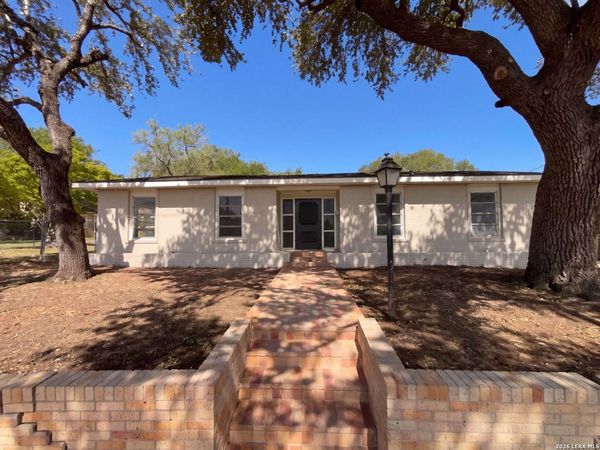 1205 G ST, Floresville, TX 78114