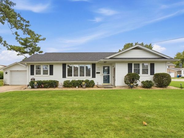 1121 3rd Avenue , De Witt, IA 52742