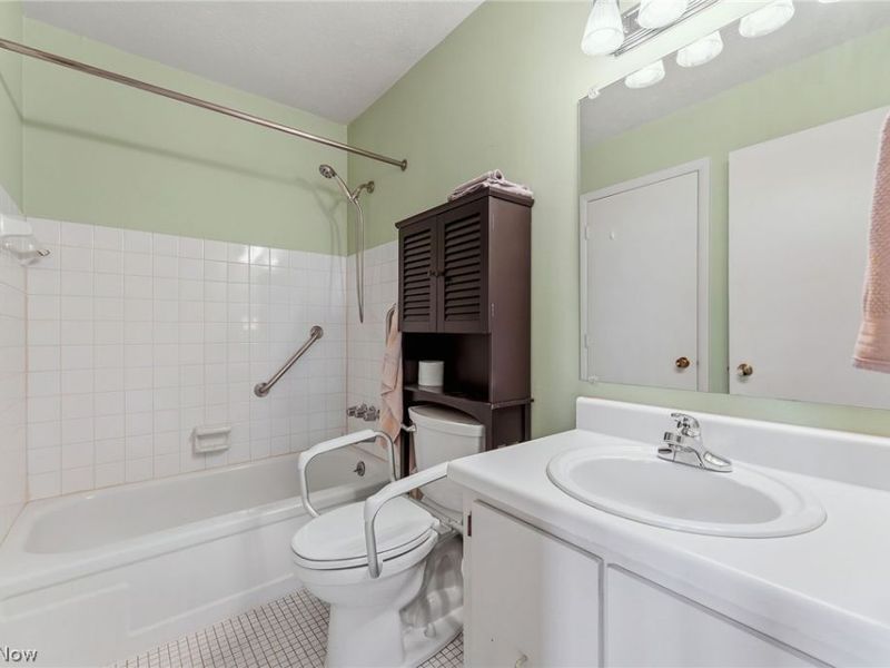 6864 Beacon Drive, Unit D, Mentor, OH 44060 Photo 13