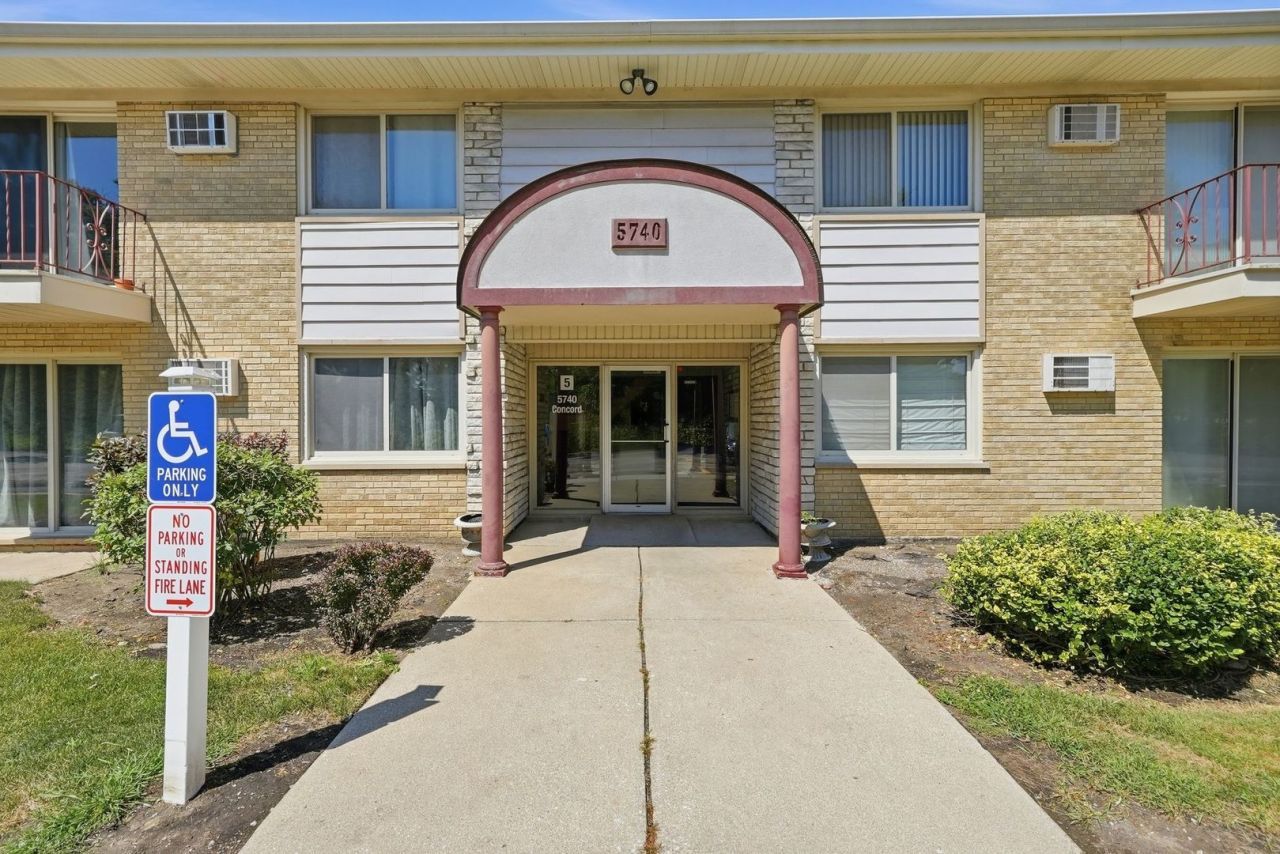 5740 Concord Lane, Unit 13, Clarendon Hills, IL 60514 Main Photo