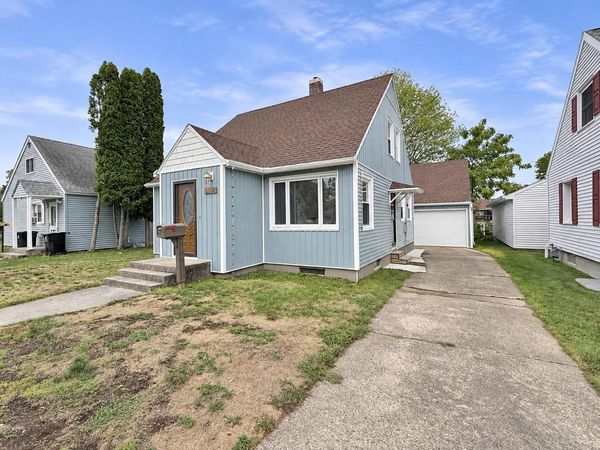 2004 17TH AVENUE, Menominee, MI 49858