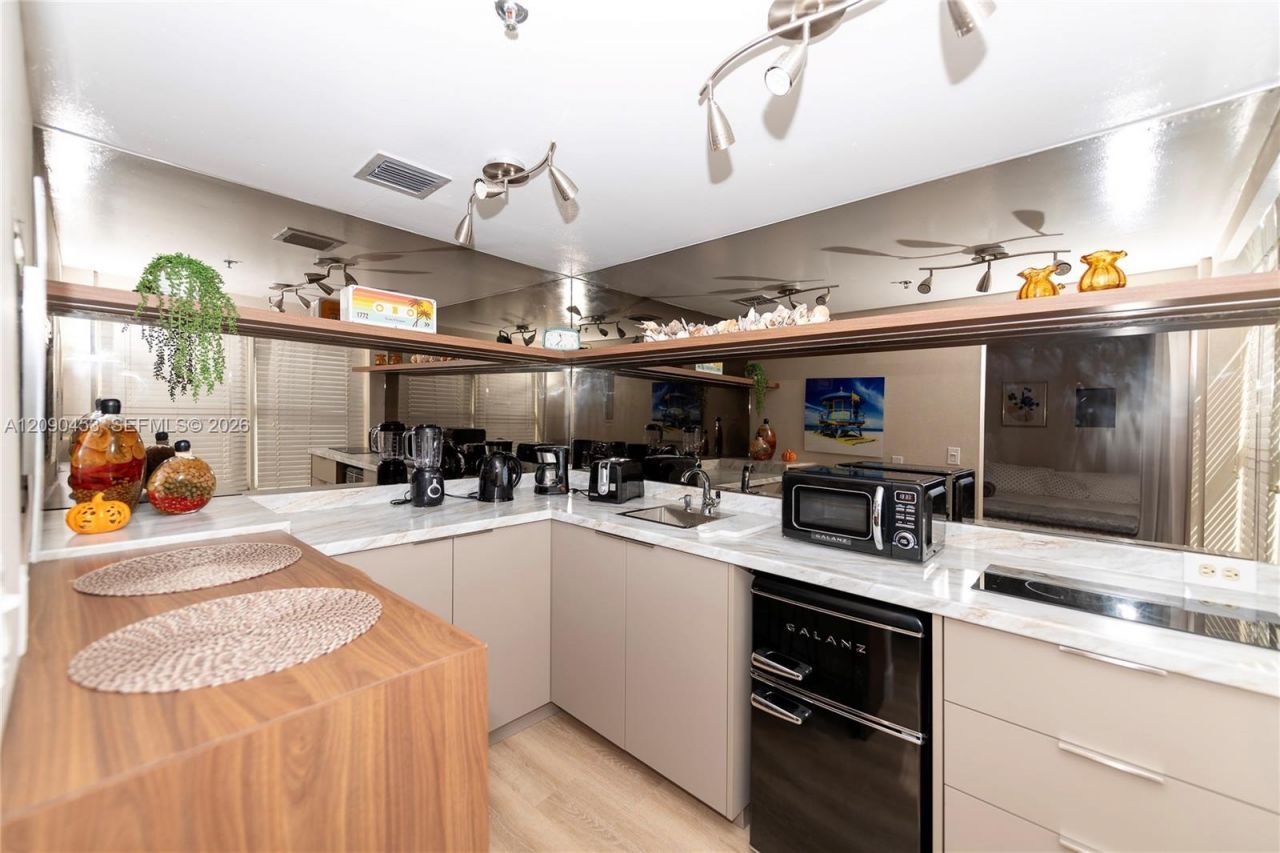 918 Ocean Dr , Unit 206, Miami Beach, FL 33139 Photo