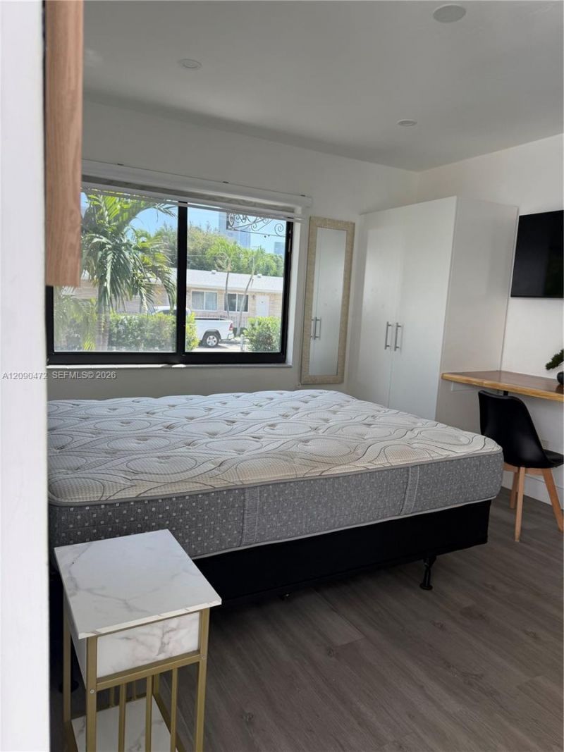 910 SW 8th Ave, Unit B, Miami, FL 33130 Photo