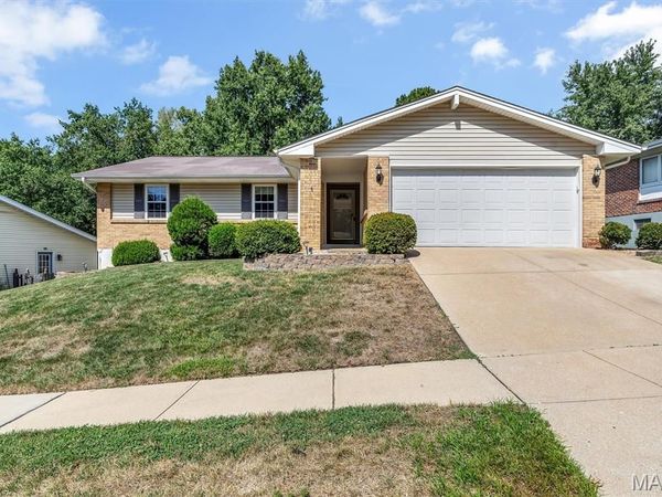 5015 Suson Hills Drive , St Louis, MO 63128