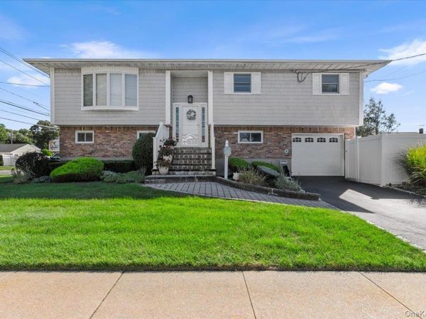 196 Von Huenfeld Street, Massapequa Park, NY 11762