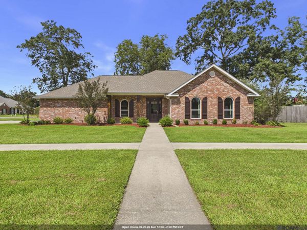 1002 Woodridge Dr, Breaux Bridge, LA 70517