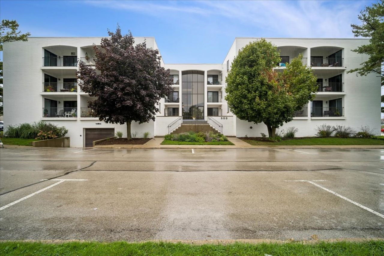 500 Lake View Avenue, Unit 2B, Highwood, IL 60040 Main Photo