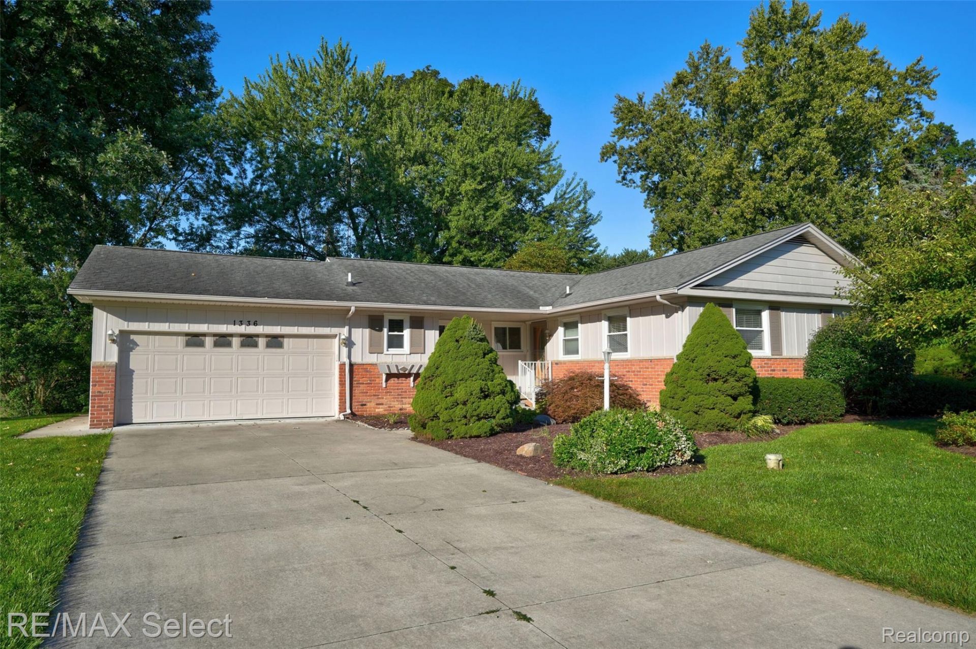 1336 Hidden Oaks Court, Flint Township, Mi 48507 Main Photo