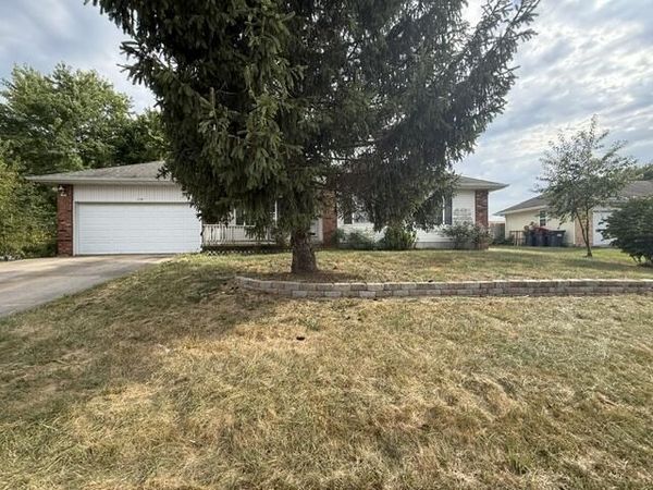 114 Canon Avenue , Clever, MO 65631