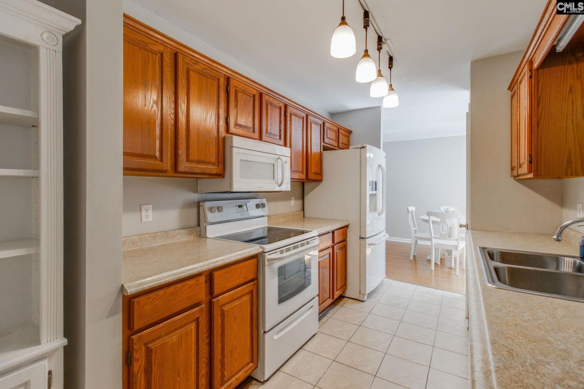 930 Sandfield Road  Photo 11