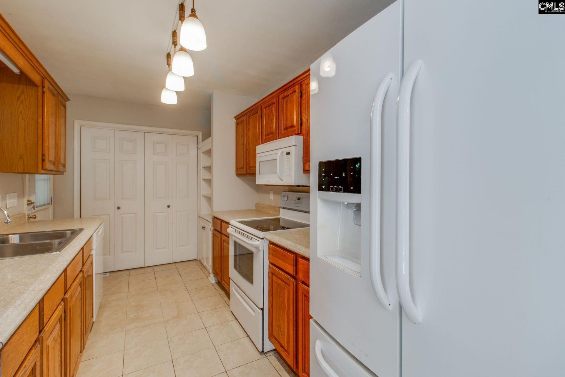 930 Sandfield Road  Photo 8