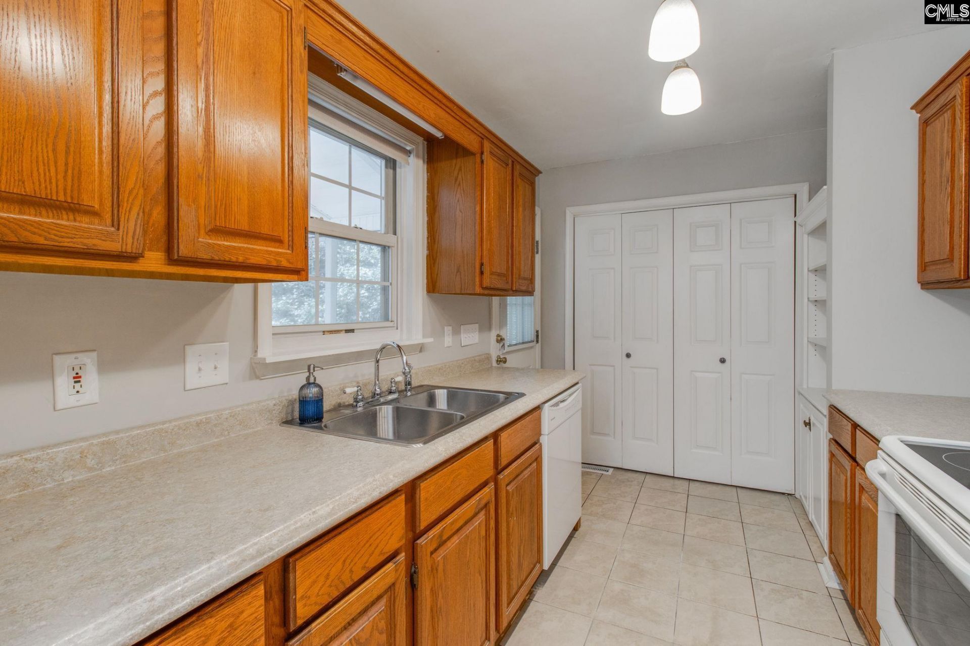 930 Sandfield Road  Photo 9
