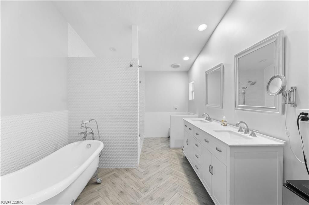 2467 Pine Woods Cir , Unit 3, Naples, FL 34105 Photo