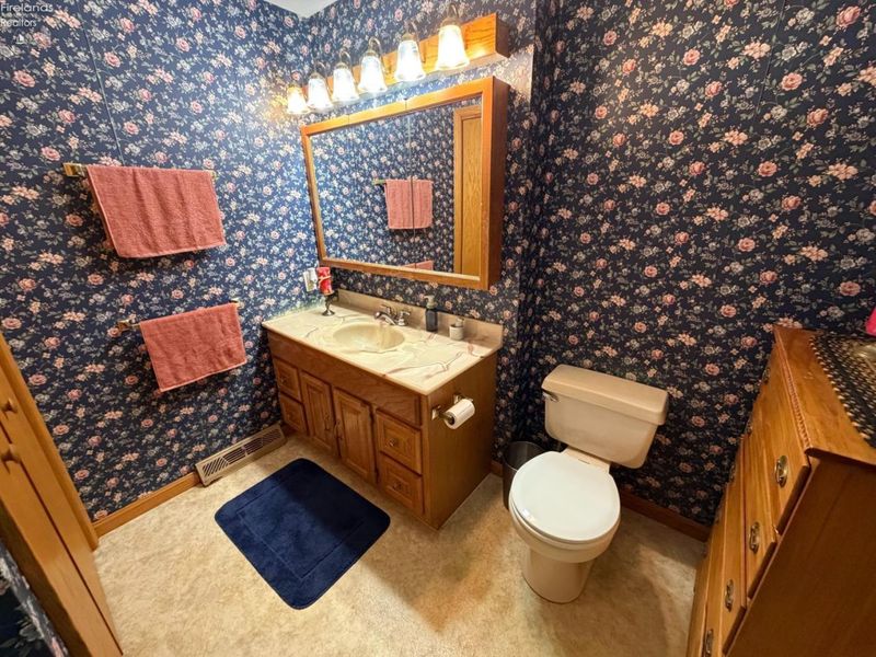 180 W Main Street, New London, OH 44851 Photo 15