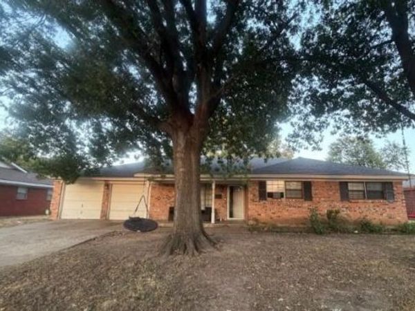 7813 Chantilly Lane , Fort Worth, TX 76134