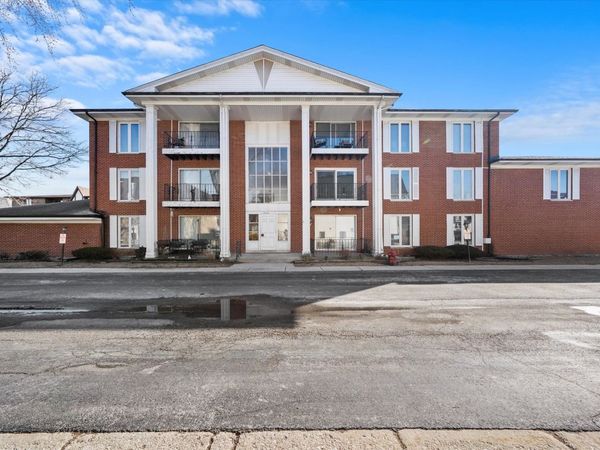 5721 CIRCLE Drive , Unit 304, Oak Lawn, IL 60453