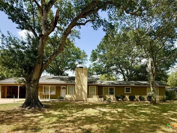 308 Louise Street , Edna, TX 77957