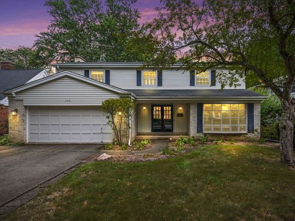 705 S Kennicott Avenue, Arlington Heights, IL 60005
