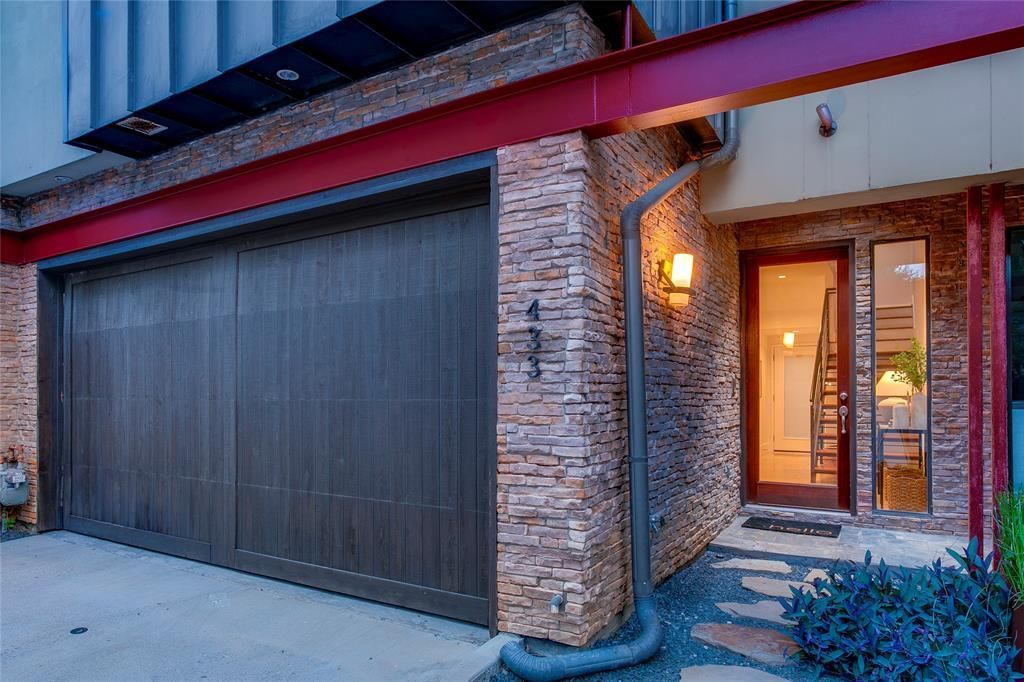 433 Trinity River Circle , Dallas, TX 75203 Main Photo