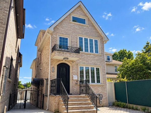 7-17 college Place, College Point, NY 11356