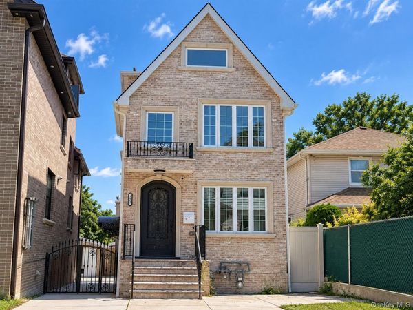 7-17 college Place, College Point, NY 11356