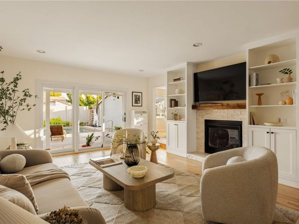 23642 Oxnard , Woodland Hills, CA 91367