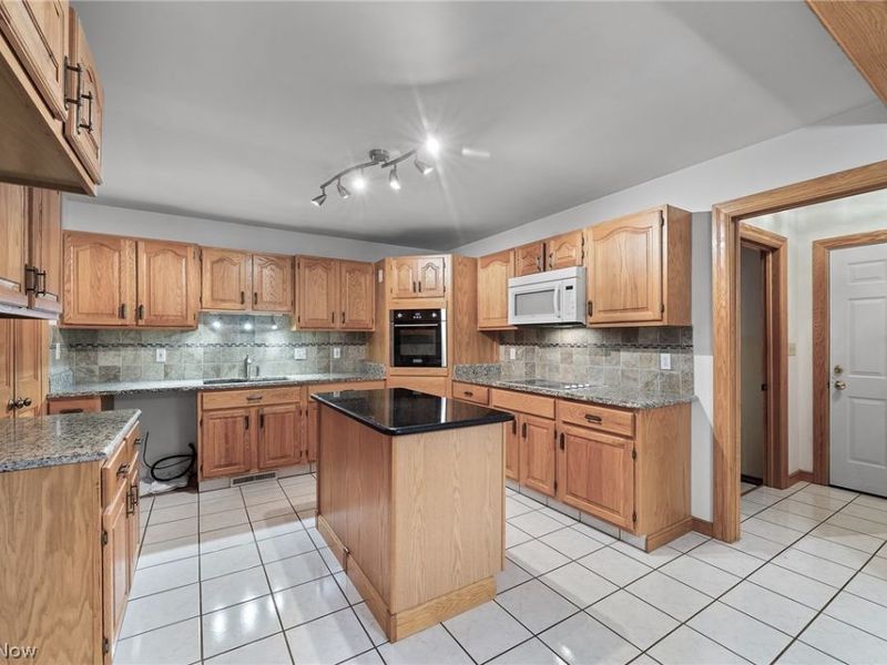 594 Shadydale Drive, Canfield, OH 44406 Photo 10