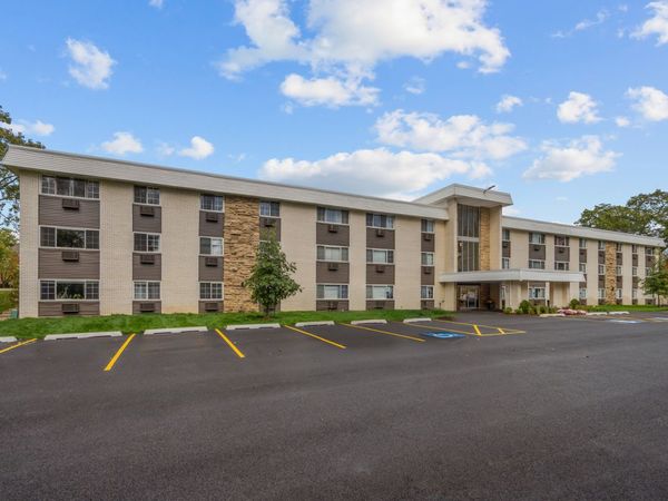 375 W Winchester Road , Unit 306, Libertyville, IL 60048