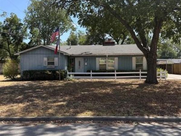 1101 W Chambers Street , Cleburne, TX 76033