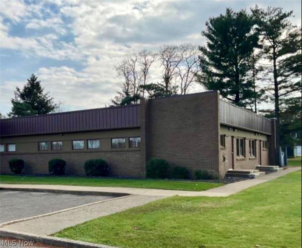860 Bethesda Drive, Unit 1 and 4, Zanesville, OH 43701 Main Photo