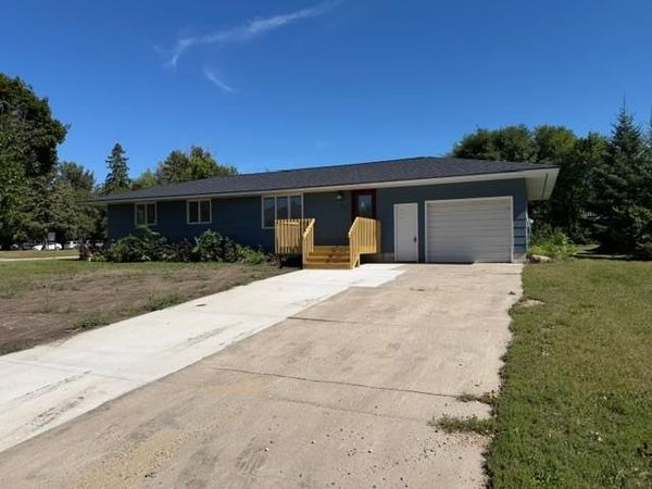 926 Holcombe Avenue N, Litchfield, MN 55355