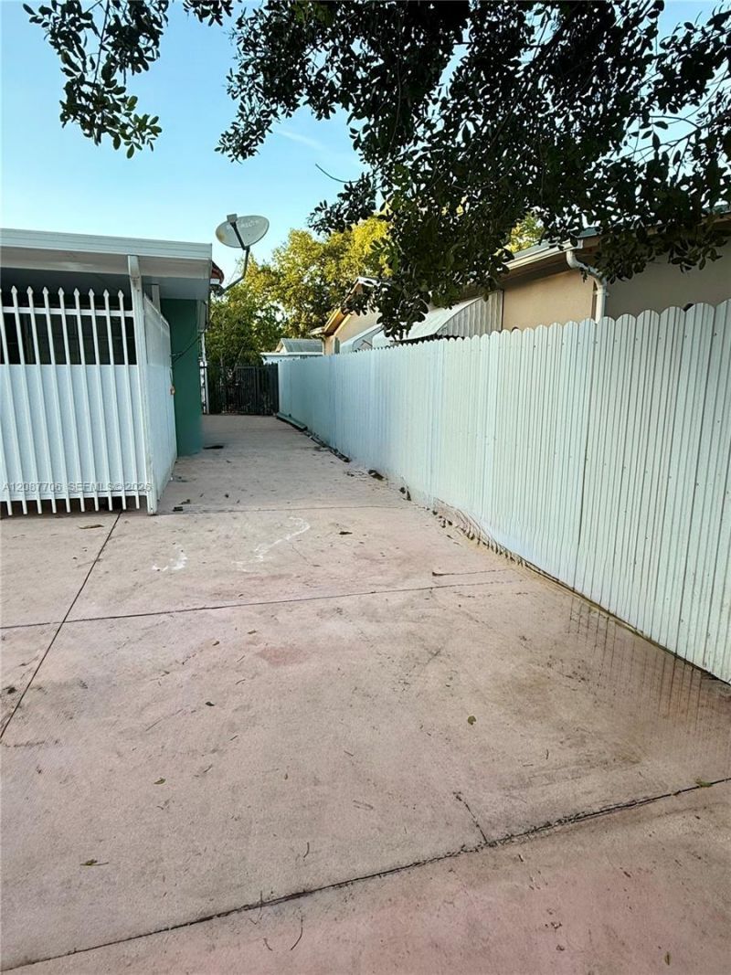 510 NE 161st St , Miami, FL 33162 Photo