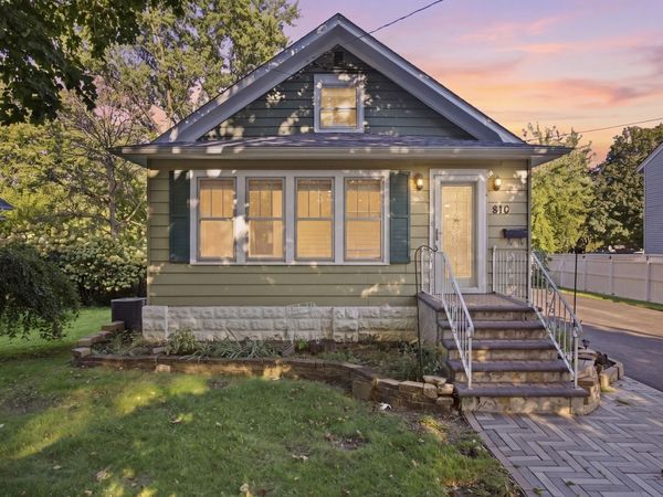 810 Wheeler Street , Woodstock, IL 60098