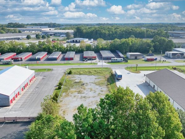 808 N Broadway , Portland, TN 37148