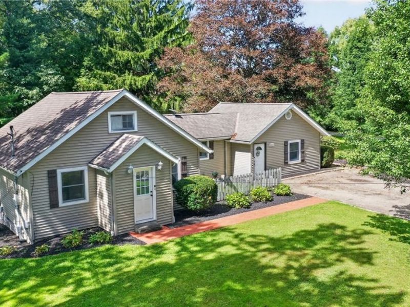 15414 Lakeshore Drive, Burton, OH 44021 Photo 2