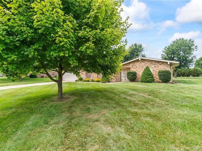 845 Burnside Drive, Tipp City, OH 45371 Photo 3